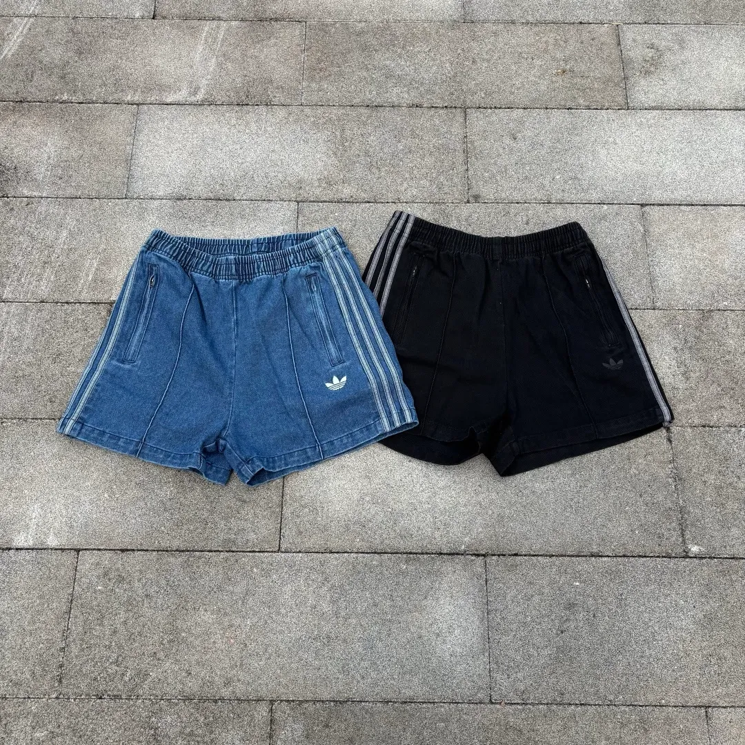No watermark upper body rendering 𝟬𝟱𝟰𝟳#Exclusive real shot/difference between various stolen pictures and online version on the market [𝗔𝗱𝗶𝗱𝗮𝘀Adidas Song Yuqi Same Style Clover American Trendy Denim Shorts] ✅Full set of 1:1 customized accessories ➕Customized three-label ➕𝗬𝘂𝗮𝗻 version hang tag ➕𝗹𝗼𝗴𝗼 packaging bag🔥 ➕Scan the tag to enter the official website. ✅Top Original version, ins Xiaohongshu Dewu Kuaishou and many bloggers wear it. ✅Washed denim + three-stripe design, the clover logo is super recognizable✨. Loose fit, comfortable to wear and Breathable, suitable for summer commuting, leisure, and sports! With Versatile attributes, it can be worn casually and easily switch between street or vacation styles. It is a must-have item in your summer wardrobe! Color: Blue Size: xs-x L